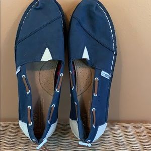 Toms canvas shoes
